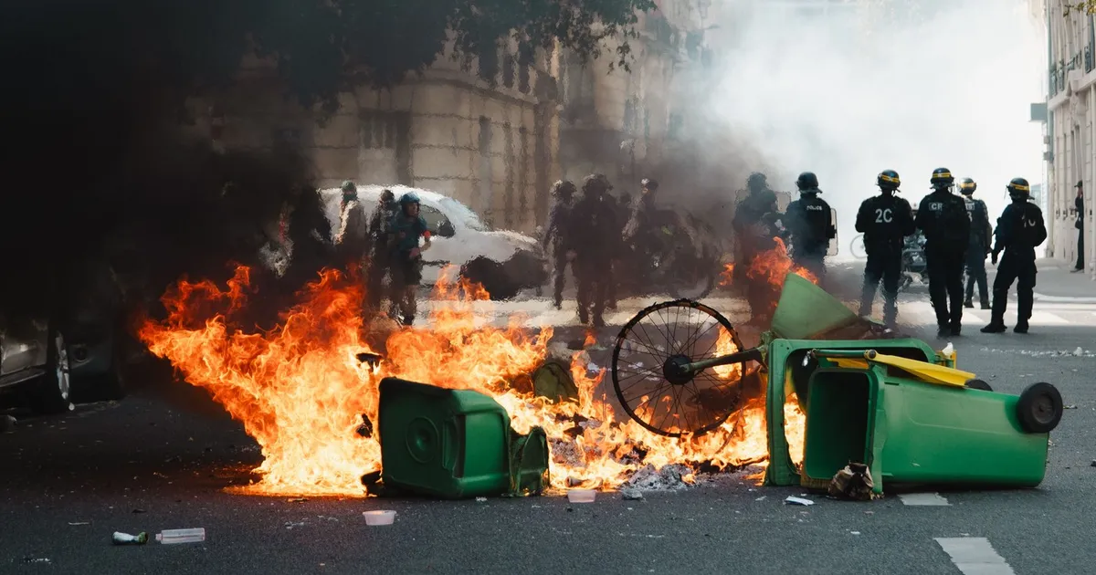 Violențe masive în Franța: Protestele elevilor și studenților împotriva subfinanțării școlilor au scăpat de sub control