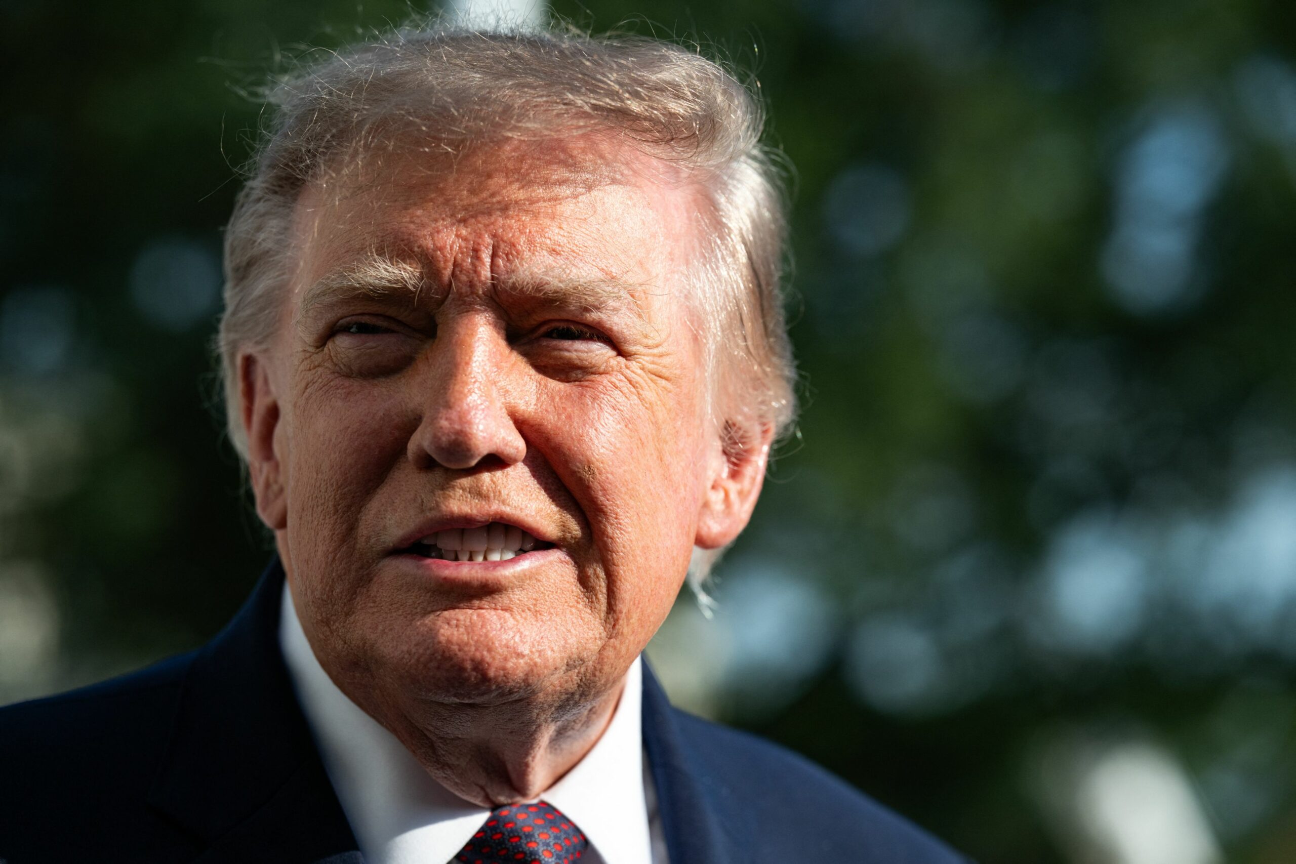 Donald Trump anunță acordarea unor cecuri de 100 de dolari pentru 20 de milioane de pensionari