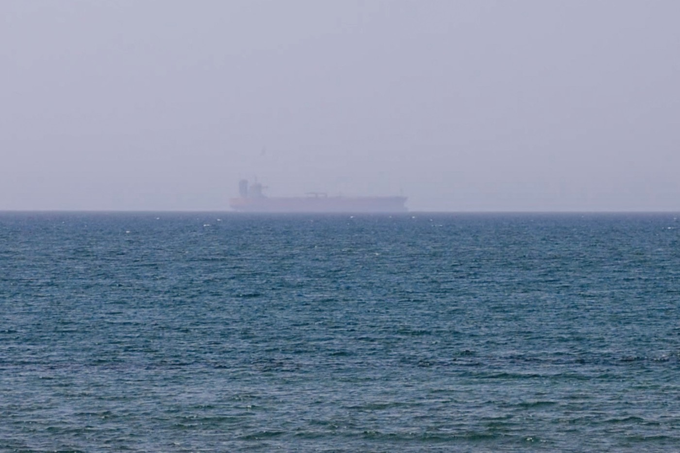 Un petrolier a fost lovit de un proiectil necunoscut în Strâmtoarea Ormuz
