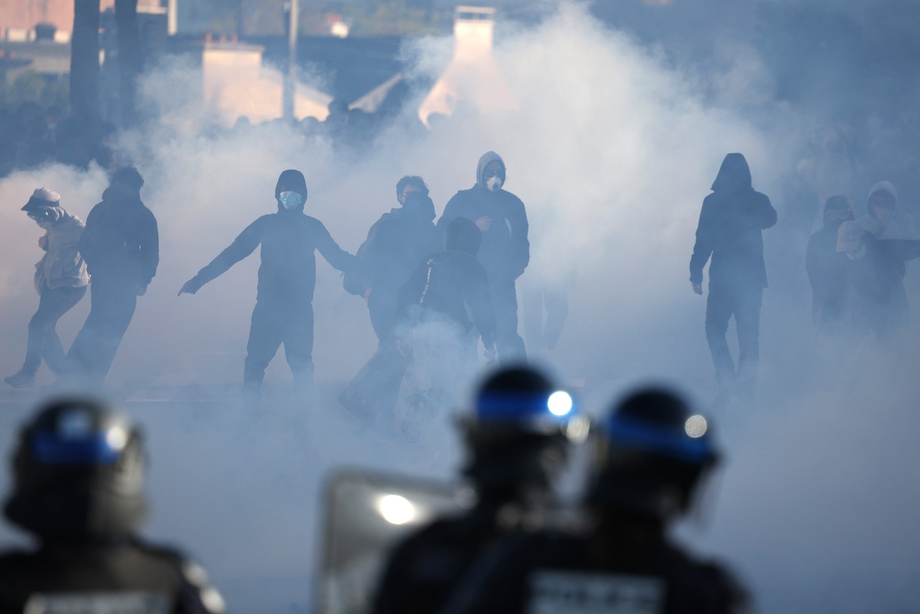 Sute de licee din Franța rămân închise luni în urma protestelor violente ale elevilor