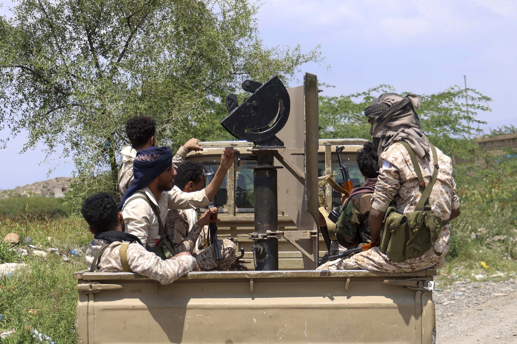 Guvernul Yemenului lansează o ofensivă militară pentru recuperarea teritoriului ocupat de rebelii Houthi