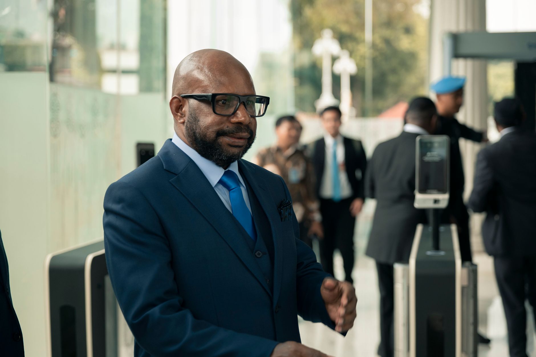 O femeie a fost arestată de FBI pe Aeroportul din Los Angeles, fiind acuzată că a acționat ca agent al Chinei