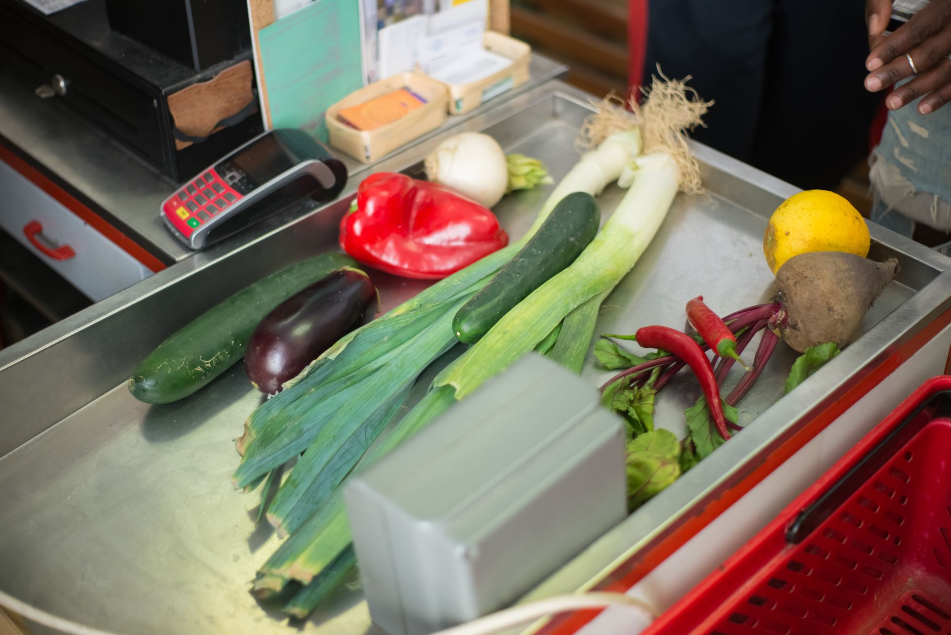 Schema pungilor de plastic: o casieră din Elveția a furat 40.000 de euro prin manipularea bonurilor