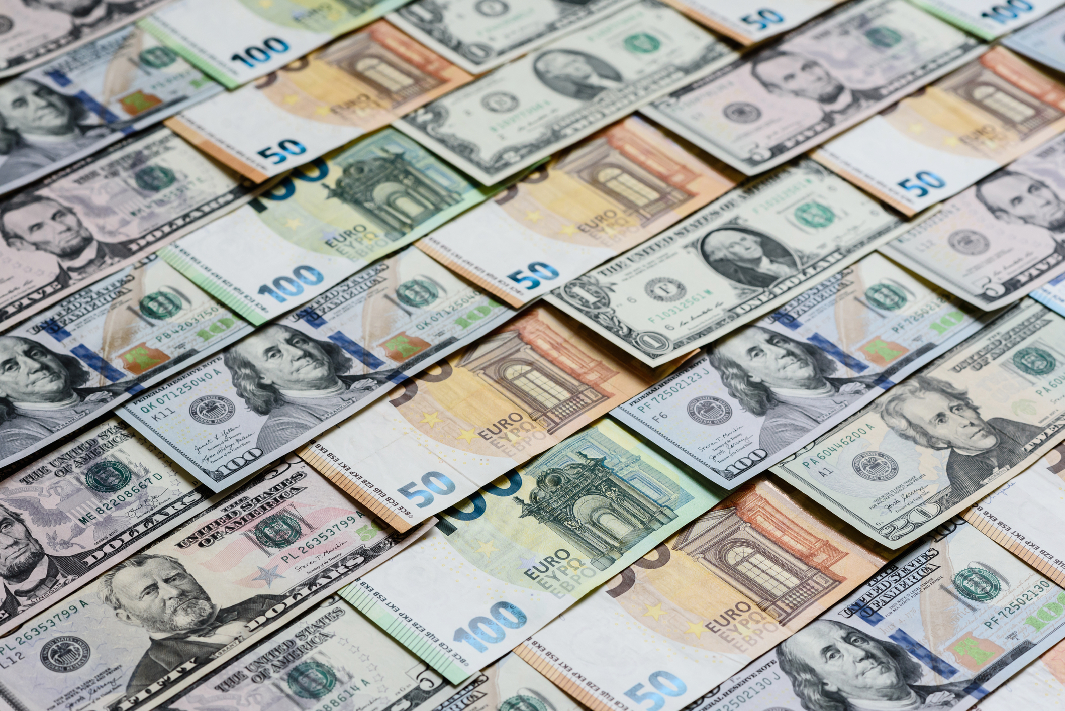 Euro a scăzut la minimul ultimelor 17 luni din cauza instabilității fiscale din Franța