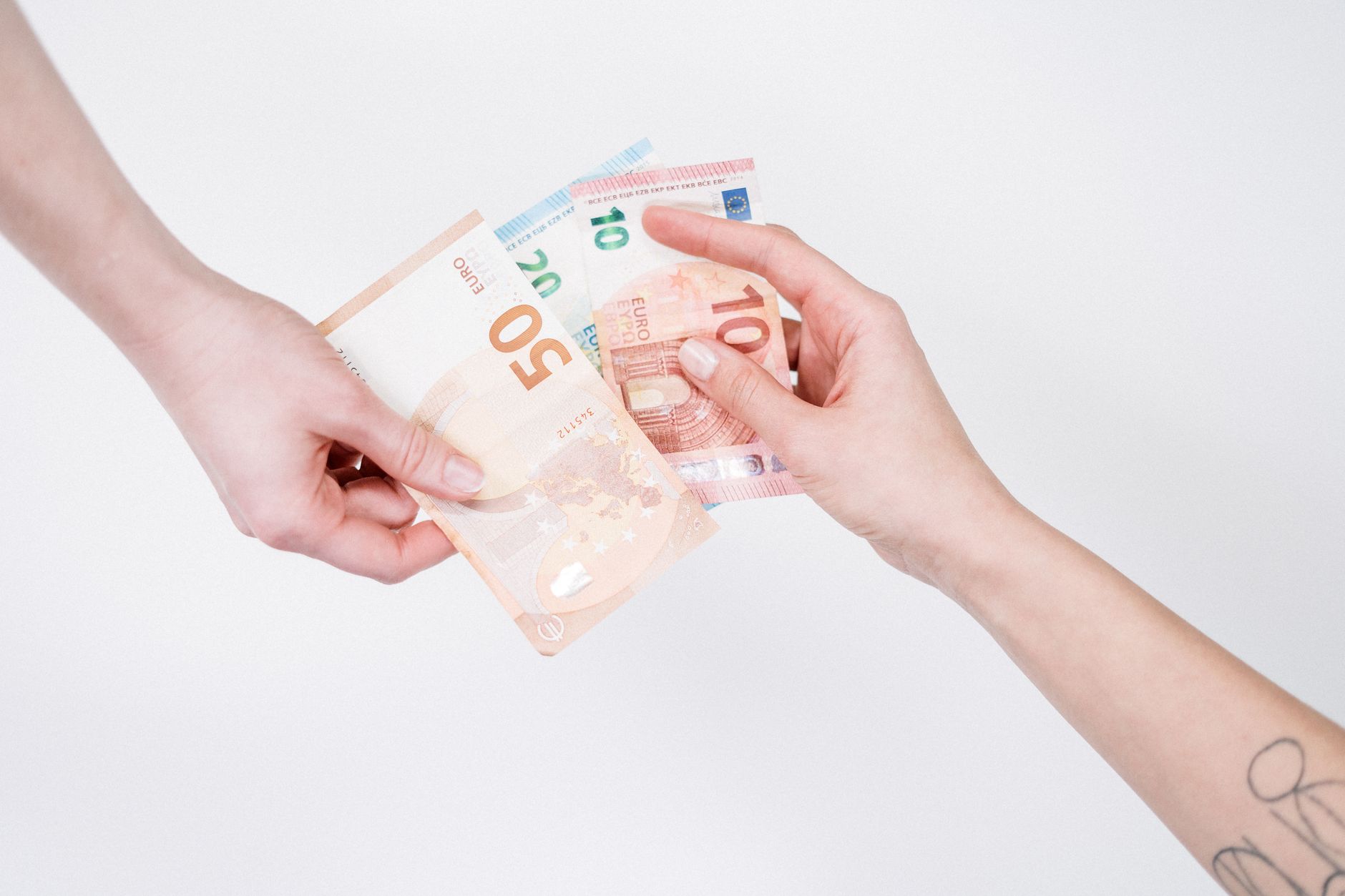 Moneda euro a ajuns la cel mai scăzut nivel față de dolar din ultimele 17 luni