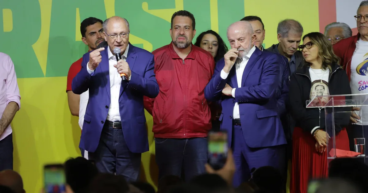 Flávio Bolsonaro devansează lui Lula da Silva în primul tur al alegerilor prezidențiale din Brazilia