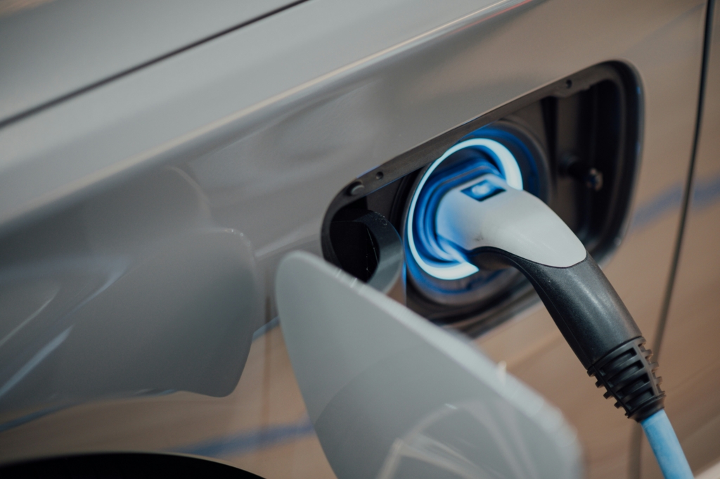 Marea Britanie analizează impunerea de taxe vamale pentru vehiculele electrice din China