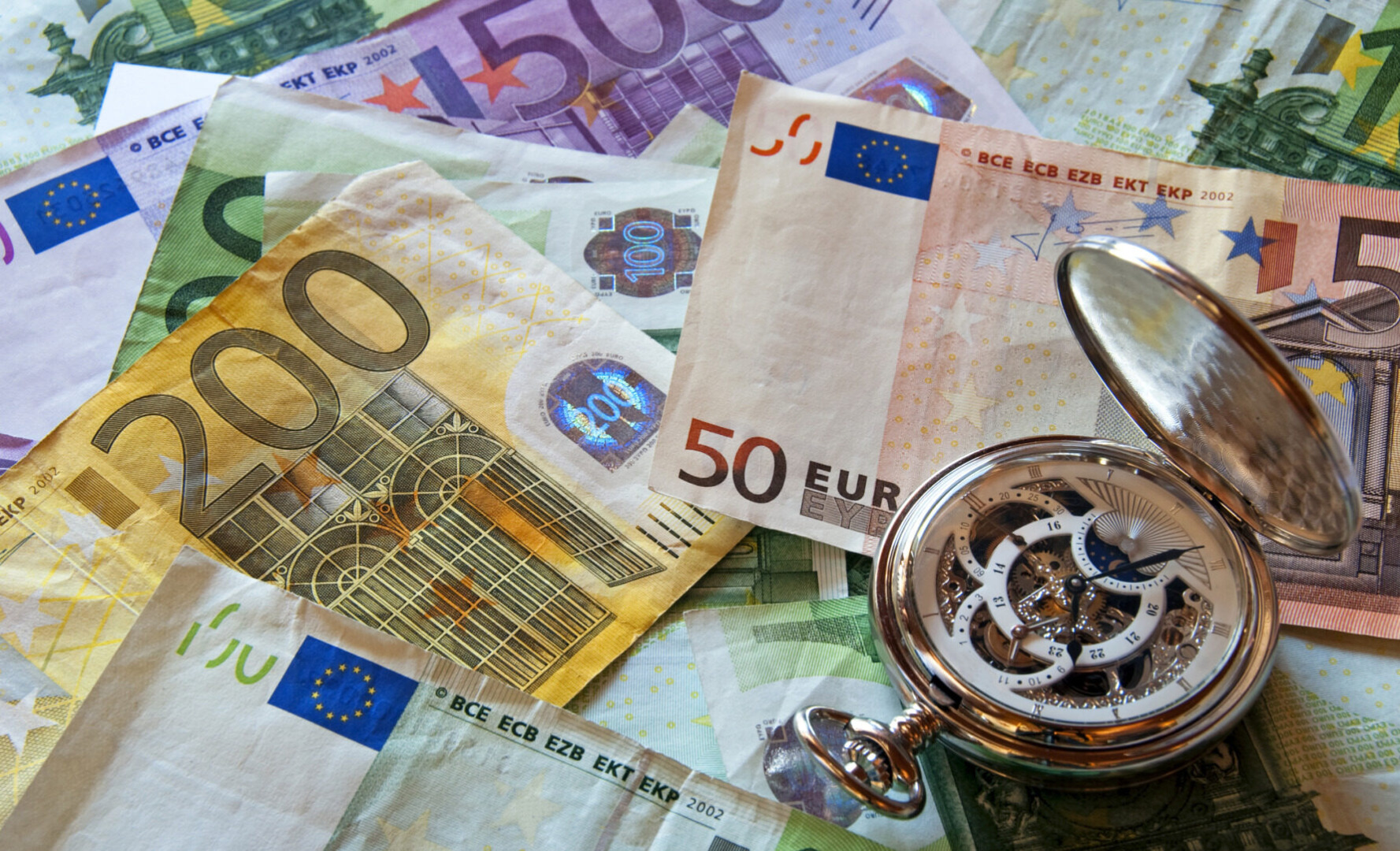 Euro a scăzut la cel mai scăzut nivel față de dolar din ultimele 17 luni