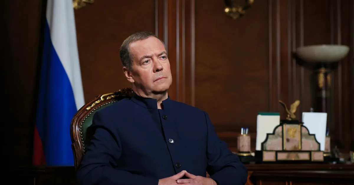 Dmitri Medvedev amenință cu distrugerea sateliților Starlink: „Vor cădea ca decorațiunile dintr-un brad uscat”