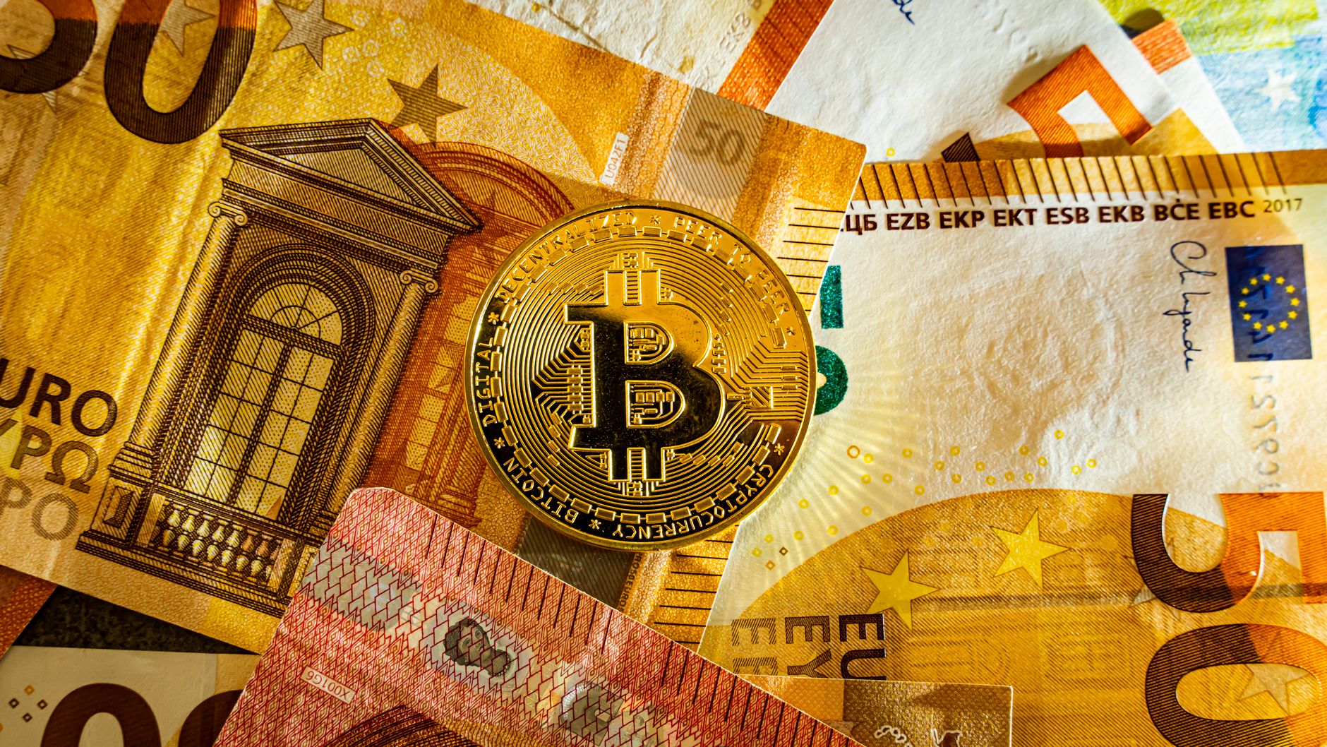 Euro a atins cel mai scăzut nivel din ultimele 17 luni pe fondul instabilității din Franța