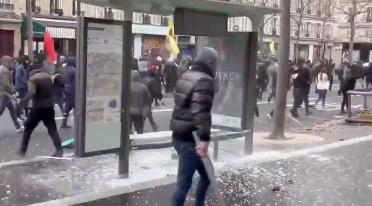 Criza din Franța: Aproape 500 de licee sunt închise după protestele violente ale elevilor