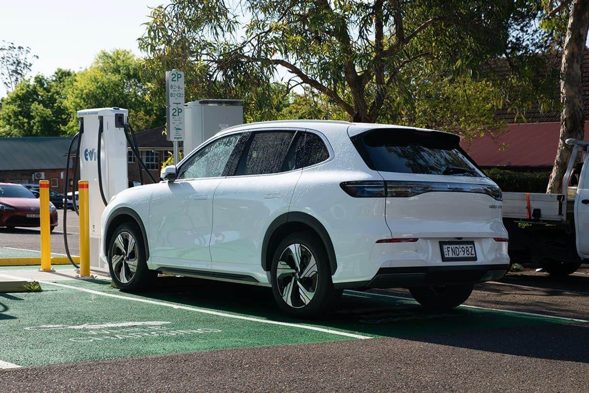 Marea Britanie analizează impunerea unor taxe vamale pentru mașinile electrice din China