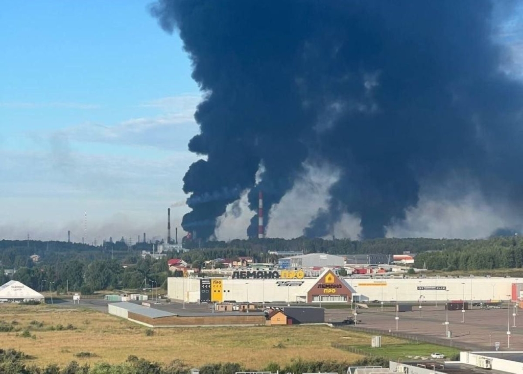 Atacurile ucrainene au redus cu peste jumătate capacitatea de rafinare a petrolului în Rusia