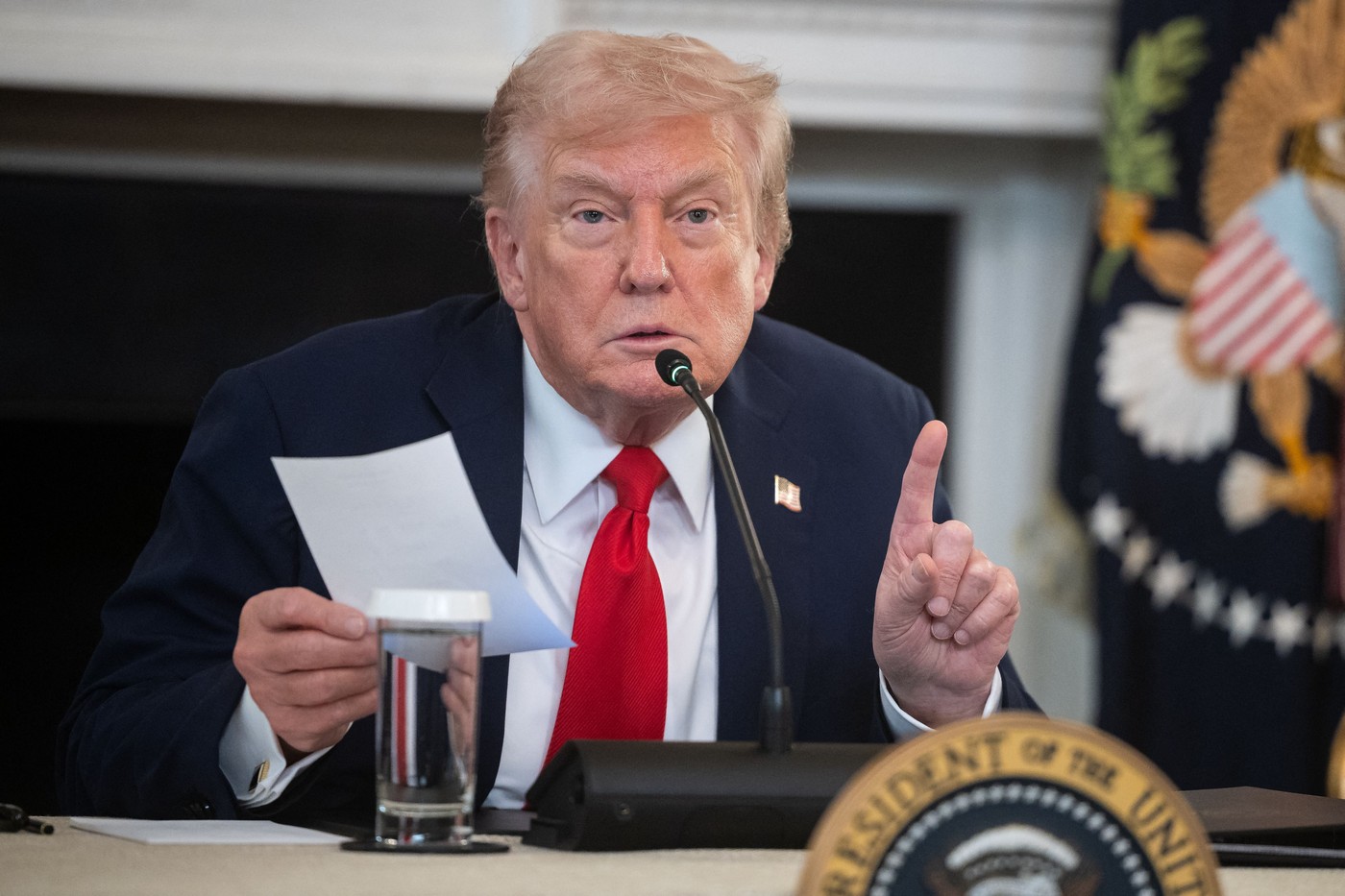 Donald Trump atribuie creșterea prețurilor la benzină atacurilor Ucrainei asupra rafinăriilor rusești