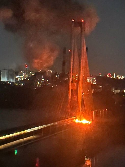 Resturi de drone rusești au provocat incendii de mașini în diverse districte din Kiev