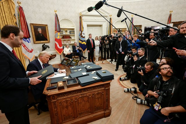 CNN, MS NOW și Politico contestă în instanță interdicția de acces la Casa Albă impusă de Donald Trump