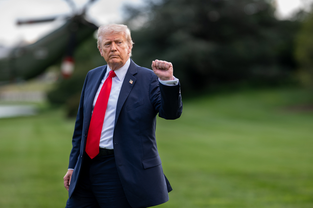 Donald Trump semnează un ordin executiv pentru reducerea prețurilor la motorină prin eliminarea restricțiilor fiscale