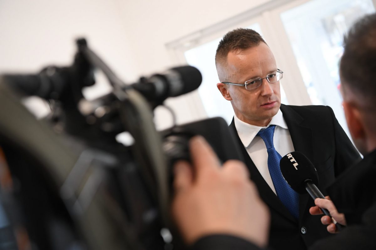 Péter Szijjártó apără investiția BYD în Ungaria în fața Comisiei pentru Securitate Națională