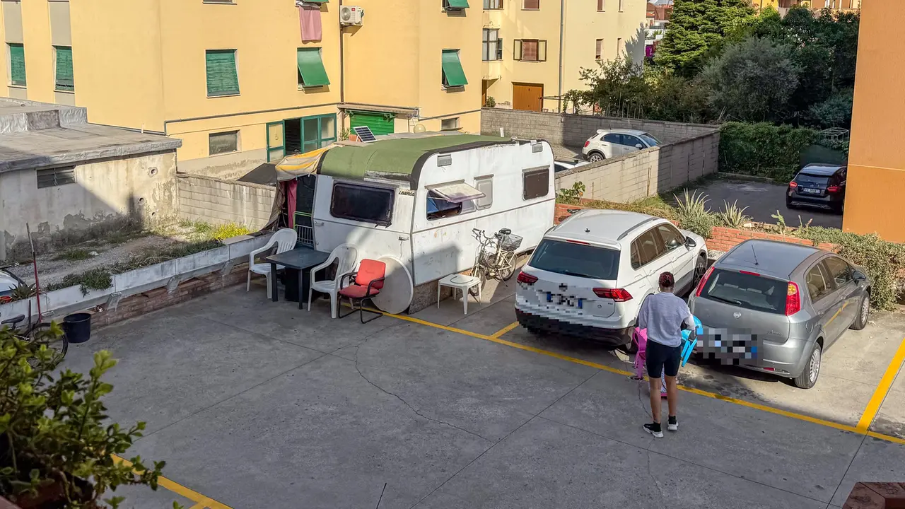 Un român care locuiește într-o rulotă în Toscana provoacă o controversă între vecini și autorități