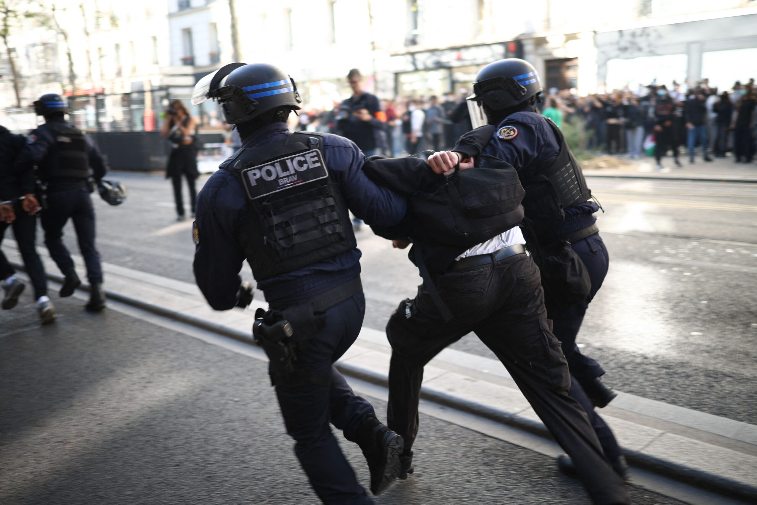 Protestele din Franța se intensifică: sindicatele se alătură liceenilor în manifestațiile de marți