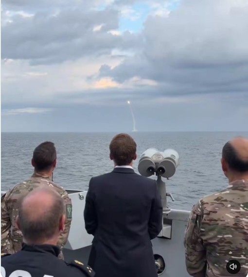 Emmanuel Macron a asistat la lansarea unei rachete nucleare M51 de pe un submarin în largul Franței