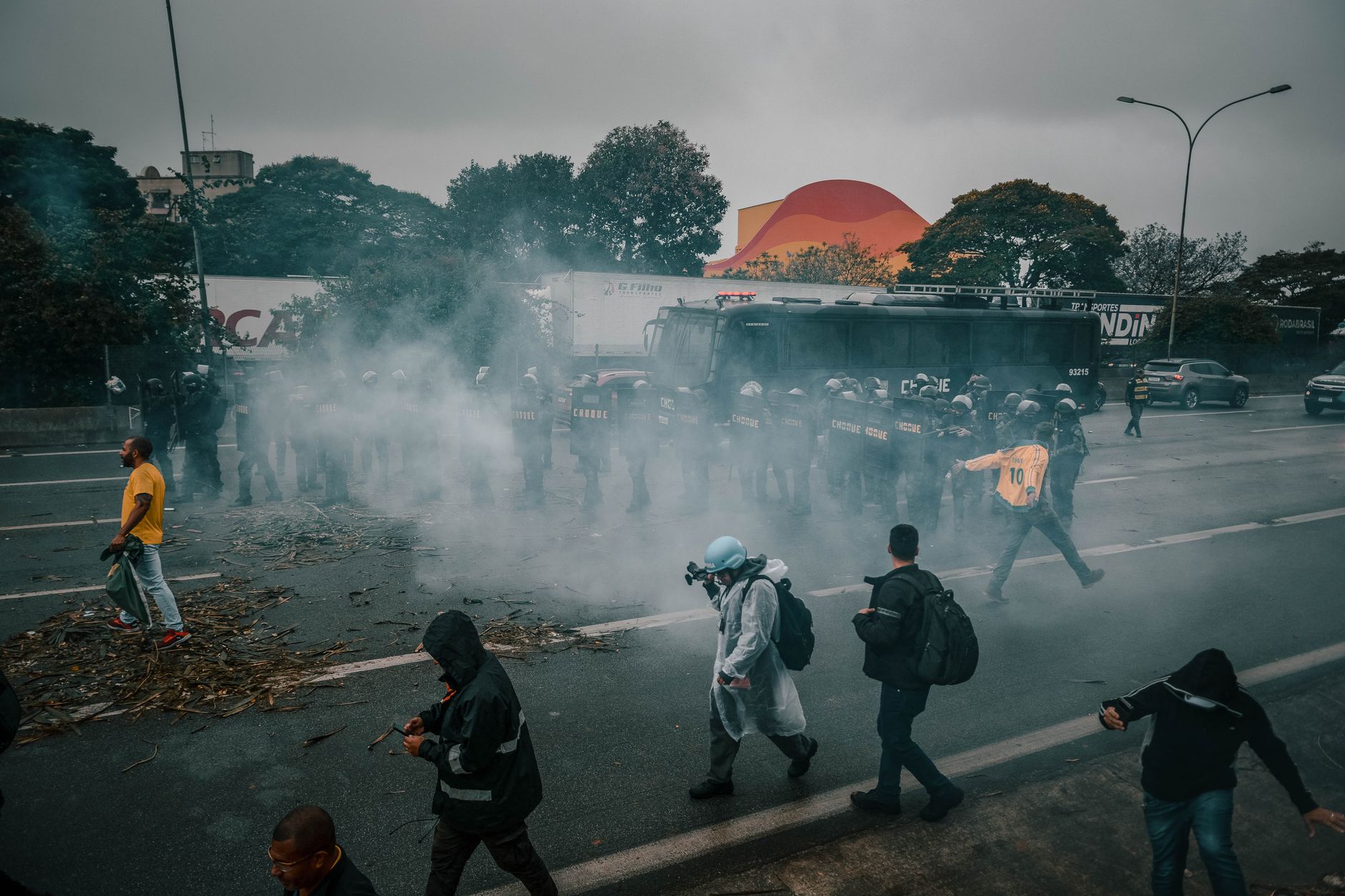Proteste masive în Franța: violențe, sute de școli devastate și mii de arestări în rândul elevilor