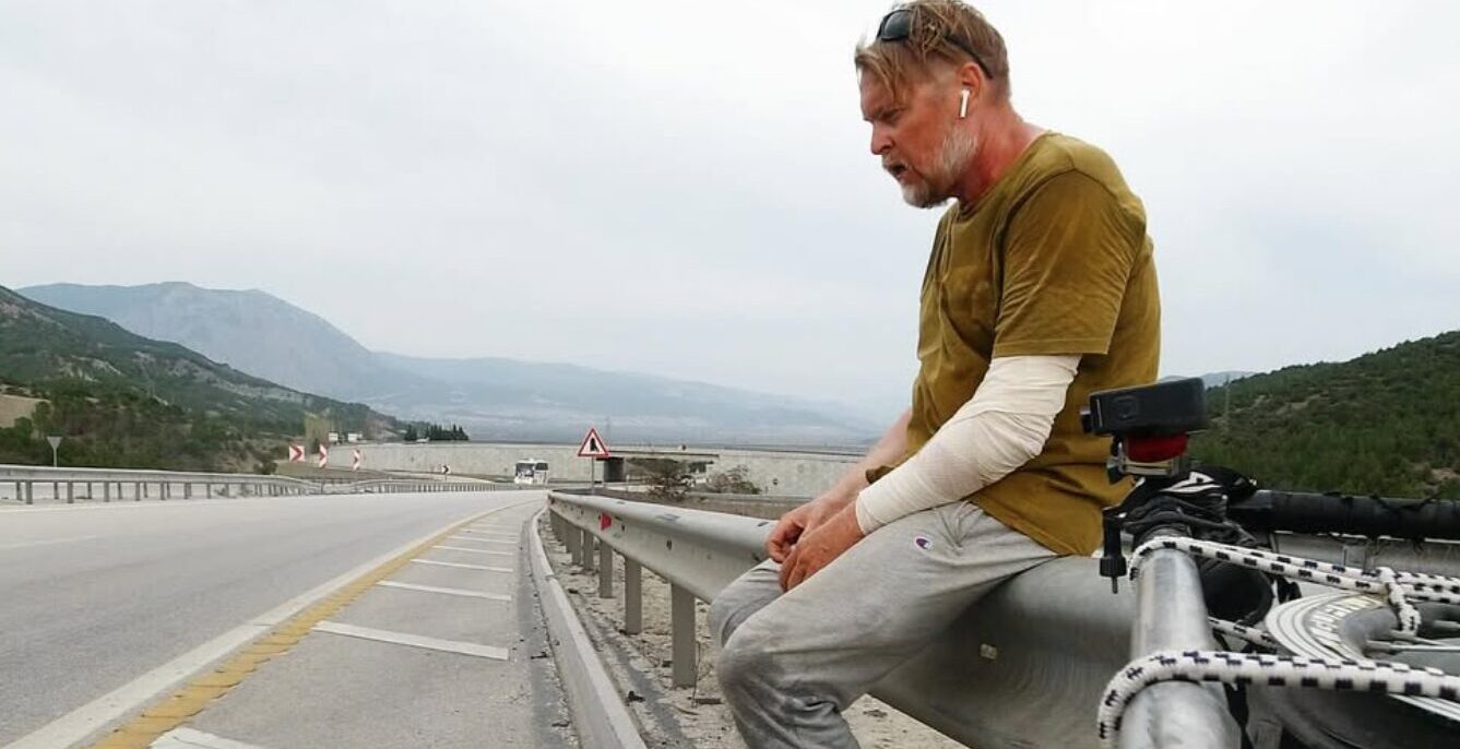Exploratorul Karl Bushby a revenit în Anglia după o călătorie de 28 de ani prin 29 de țări