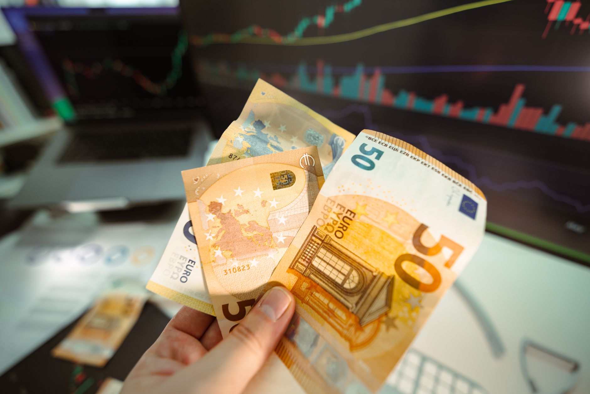 Deprecierea euro reaprinde temerile investitorilor; riscul unei noi crize fiscale în zona euro