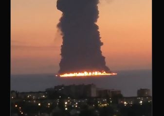 Incendiu masiv în Marea Neagră după atacul ucrainean asupra unui petrolier din flota din umbră a Rusiei