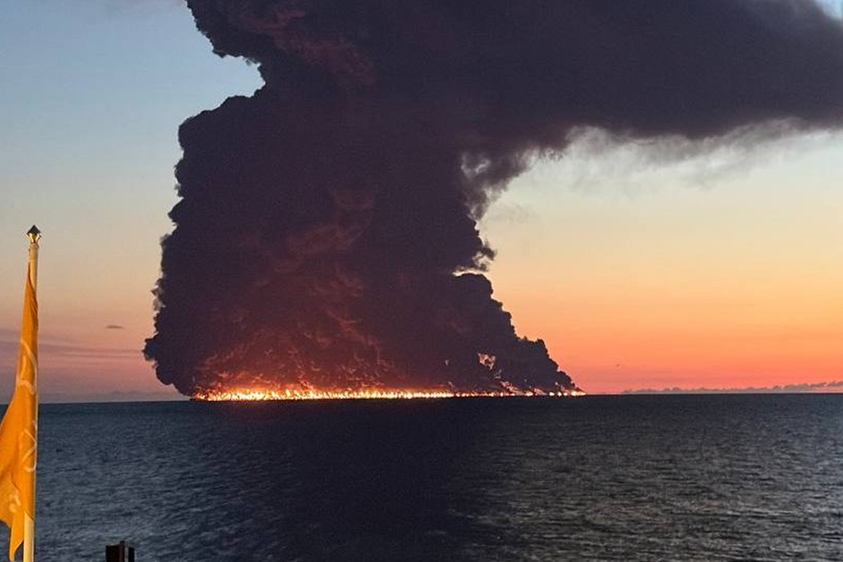 Atac cu drone marine ucrainene în Marea Neagră: un petrolier a luat foc lângă Soci