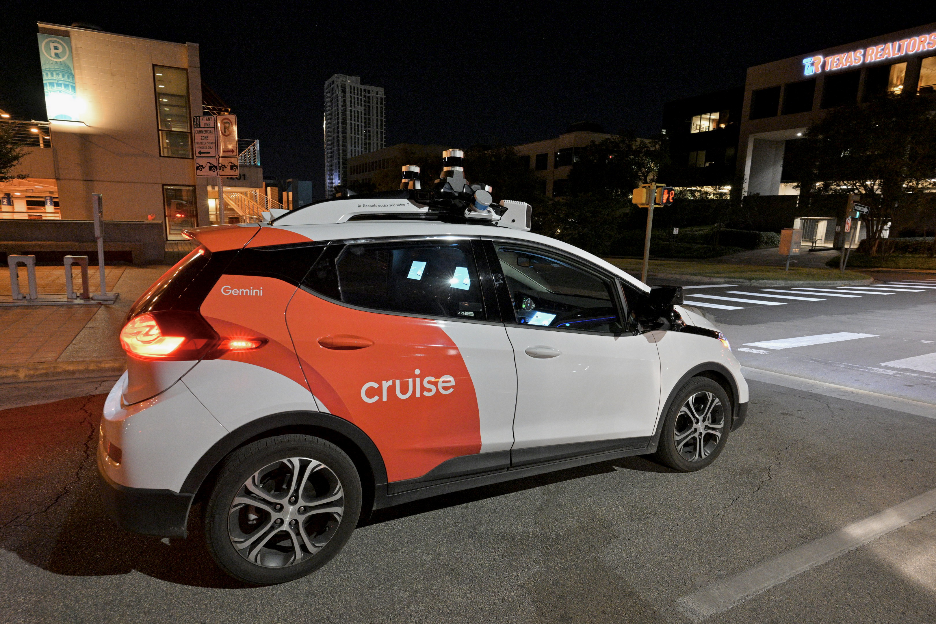 Tesla exercită presiuni în Europa pentru aprobarea sistemului Full Self-Driving, în timp ce cercetătorii contestă siguranța