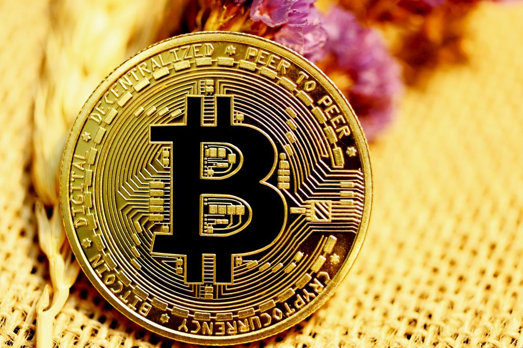 Criptomonedele au intrat într-un val de scăderi după vânzări forțate și lichidări masive de poziții