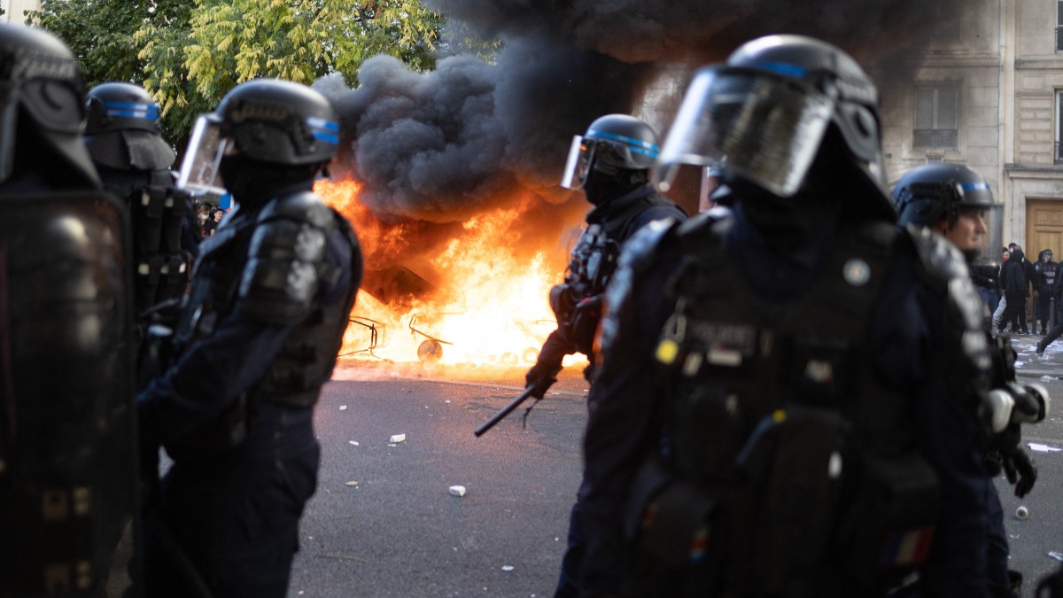 Franța suspendă utilizarea grenadelor de zgomot în timpul protestelor conduse de elevi