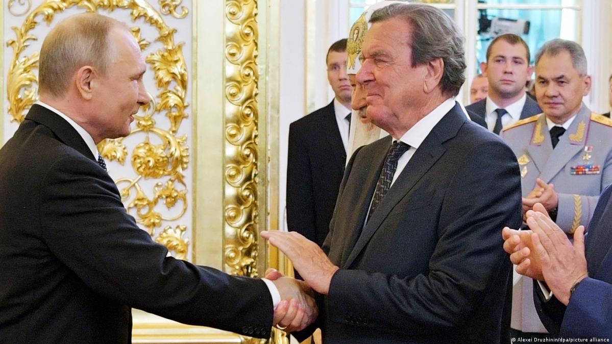 Fostul cancelar german Gerhard Schröder a ajuns la Moscova în ziua aniversării președintelui Vladimir Putin