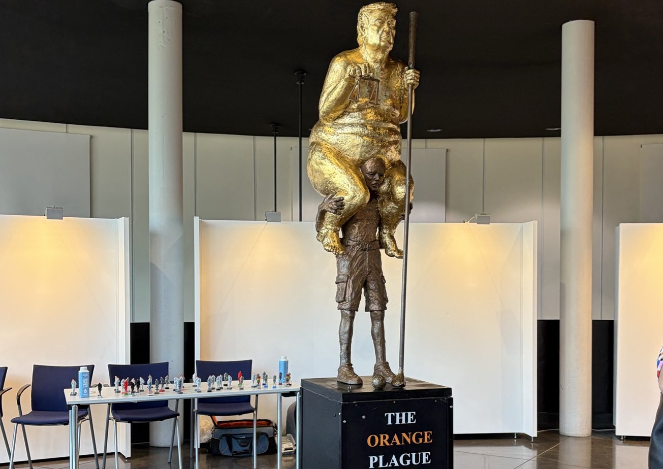 O statuie aurită care îl reprezintă pe Donald Trump este expusă în sediul Parlamentului European