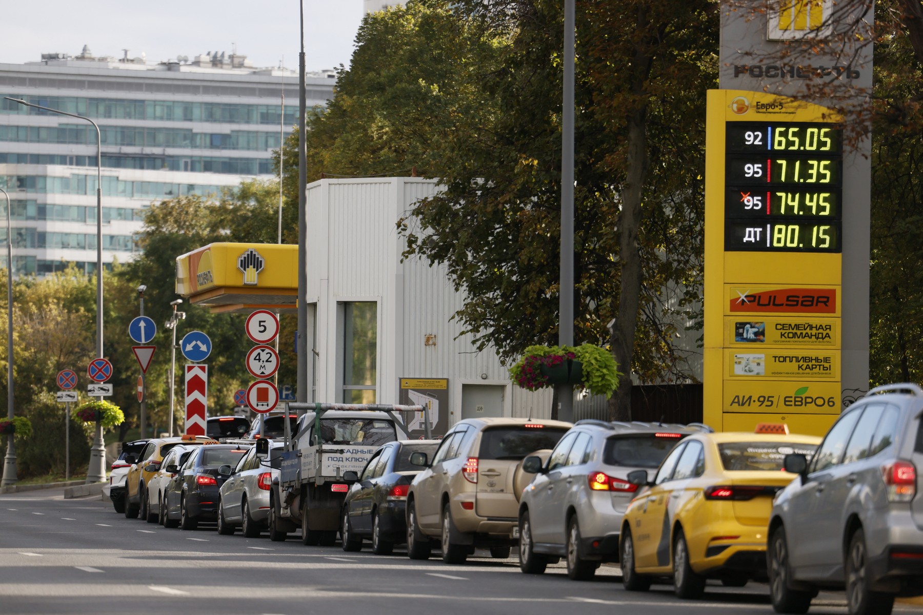 Belarus a redus livrările de benzină și motorină către Rusia în septembrie, în contextul penuriei de combustibil