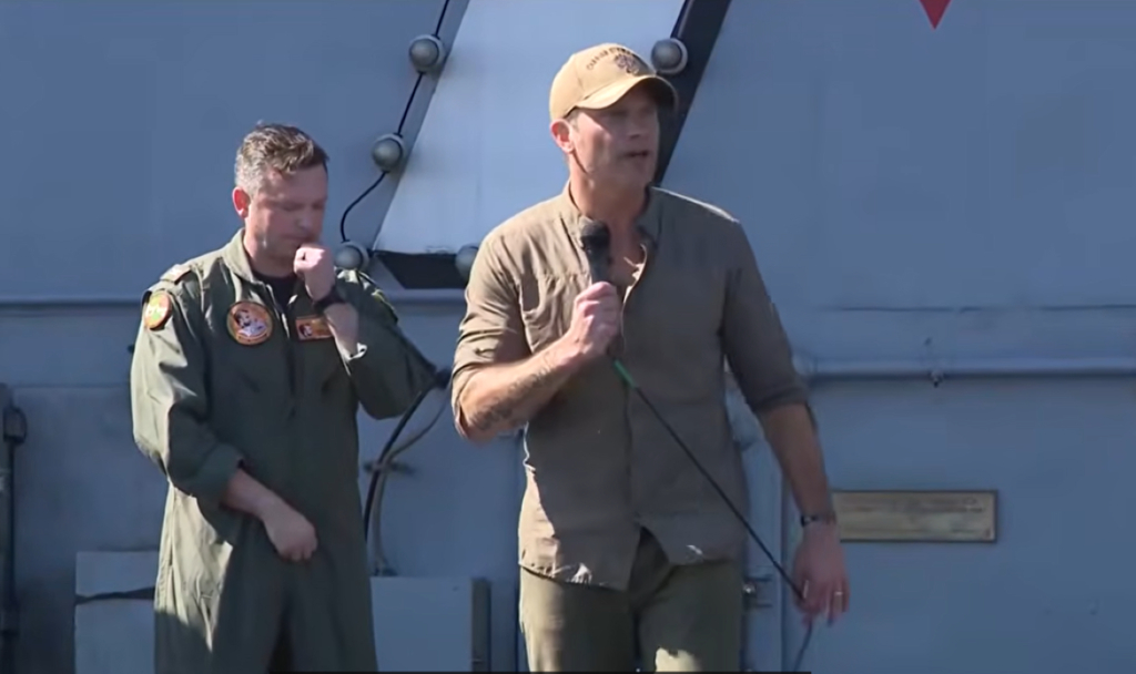 Pete Hegseth a vizitat portavionul Abraham Lincoln după tentativele de sinucidere raportate la bord