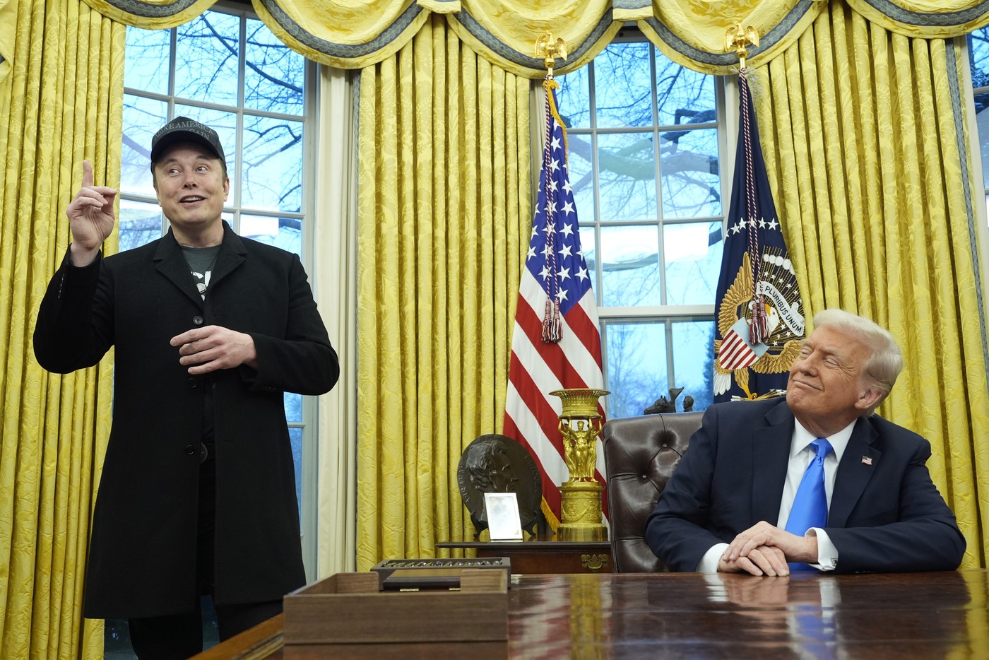 Donald Trump îl decorează pe Elon Musk cu Medalia Națională pentru Știință