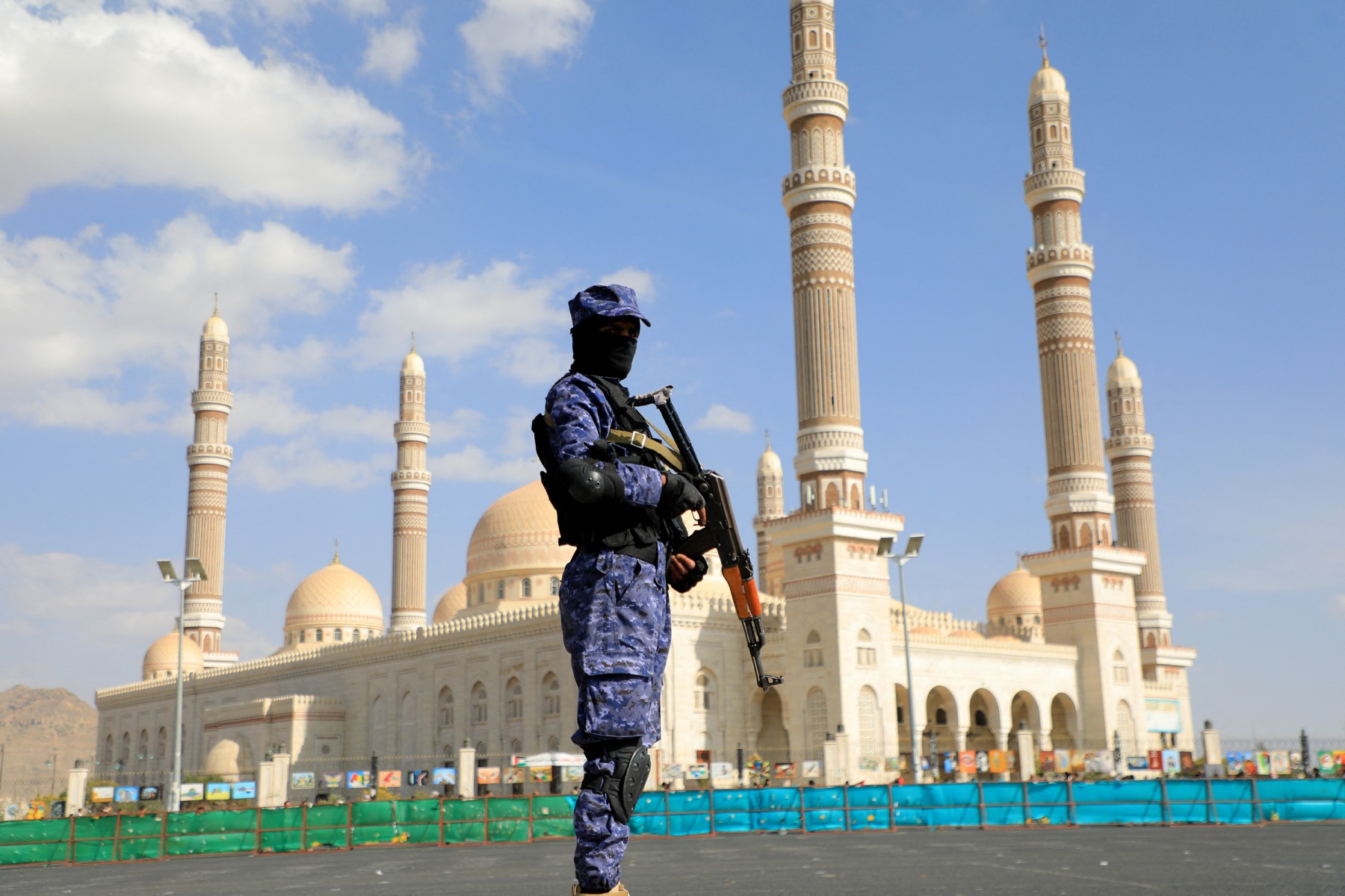 Rebelii Houthi susțin că au lansat o rachetă balistică asupra Aeroportului Internațional King Khalid din Riad