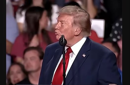 Donald Trump a fost întrerupt de protestatari în Texas: „Aceștia sunt plătiți de dușmanii națiunii”