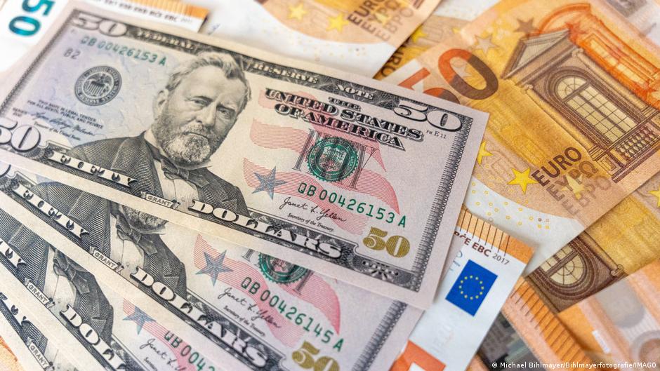 Euro scade la minimul ultimelor 17 luni pe fondul temerilor legate de datoria Franței