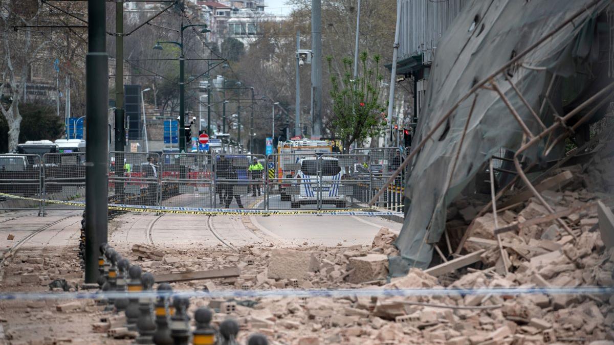 Tragedie la Istanbul: O clădire de șapte etaje s-a prăbușit parțial, persoane fiind prinse sub dărâmături