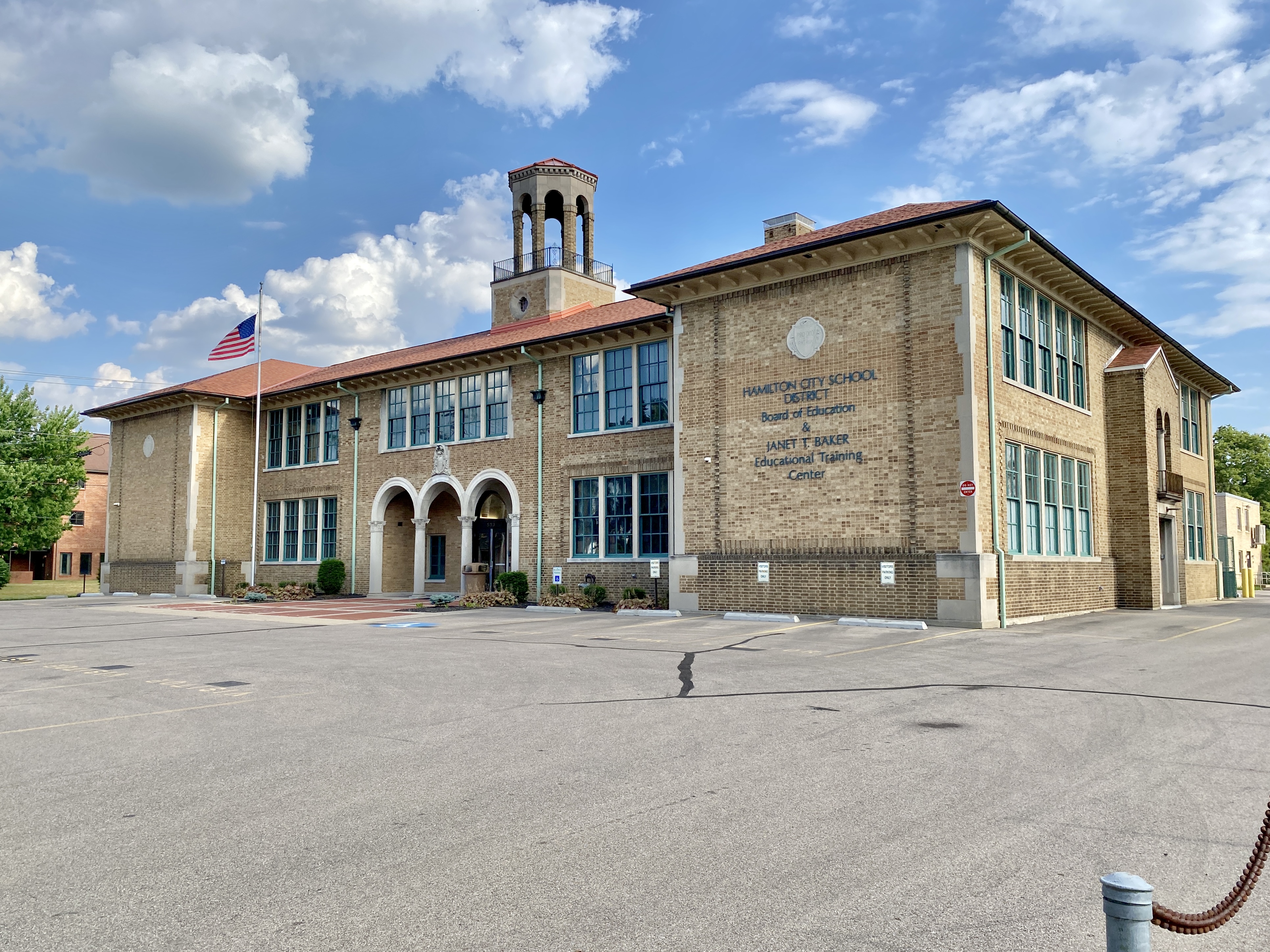 Un adolescent de 15 ani a atacat o școală din Polonia: un angajat a murit în urma incidentului