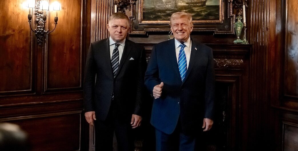 Robert Fico critică dur expunerea unei statui satirice cu Donald Trump la Parlamentul European