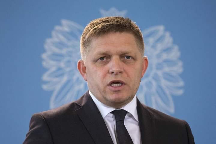 Robert Fico cere retragerea unei statui care îl înfățișează pe Donald Trump gol în Parlamentul European