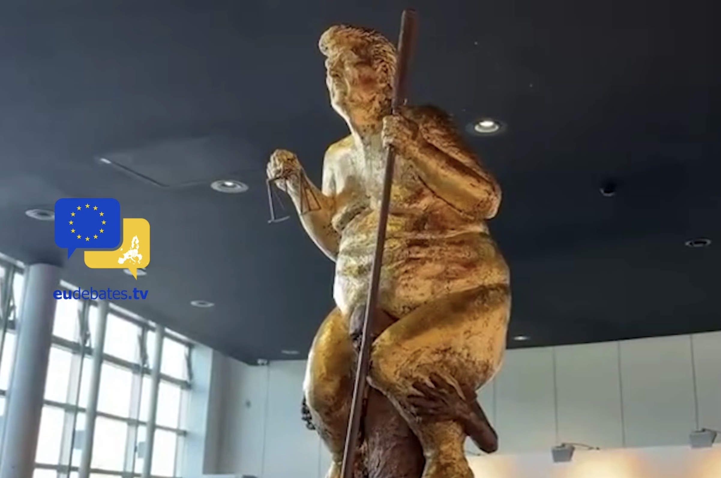Sculptura nudă care îl satirizează pe Trump provoacă reacții dure în Parlamentul European