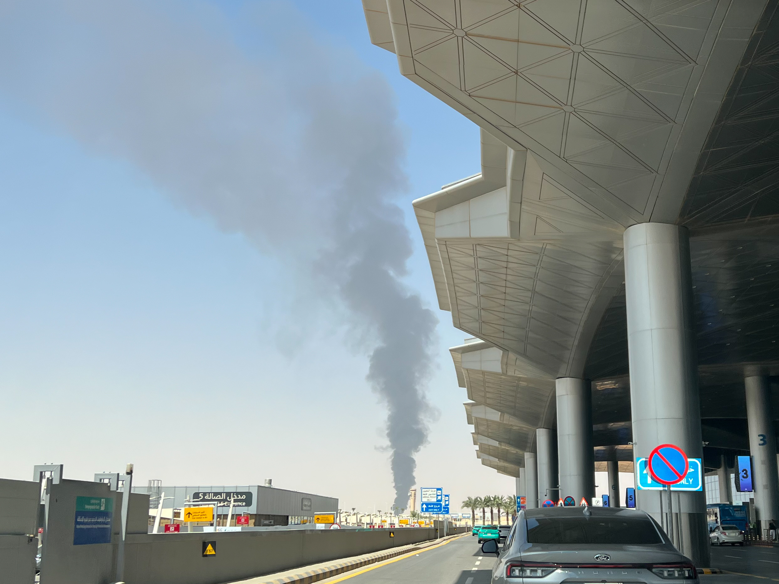 Avioane avariate pe aeroportul din Riad după atacurile cu rachete lansate de rebelii Houthi