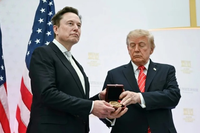 Donald Trump l-a decorat pe Elon Musk cu Medalia Națională a Științei, numindu-l o comoară națională