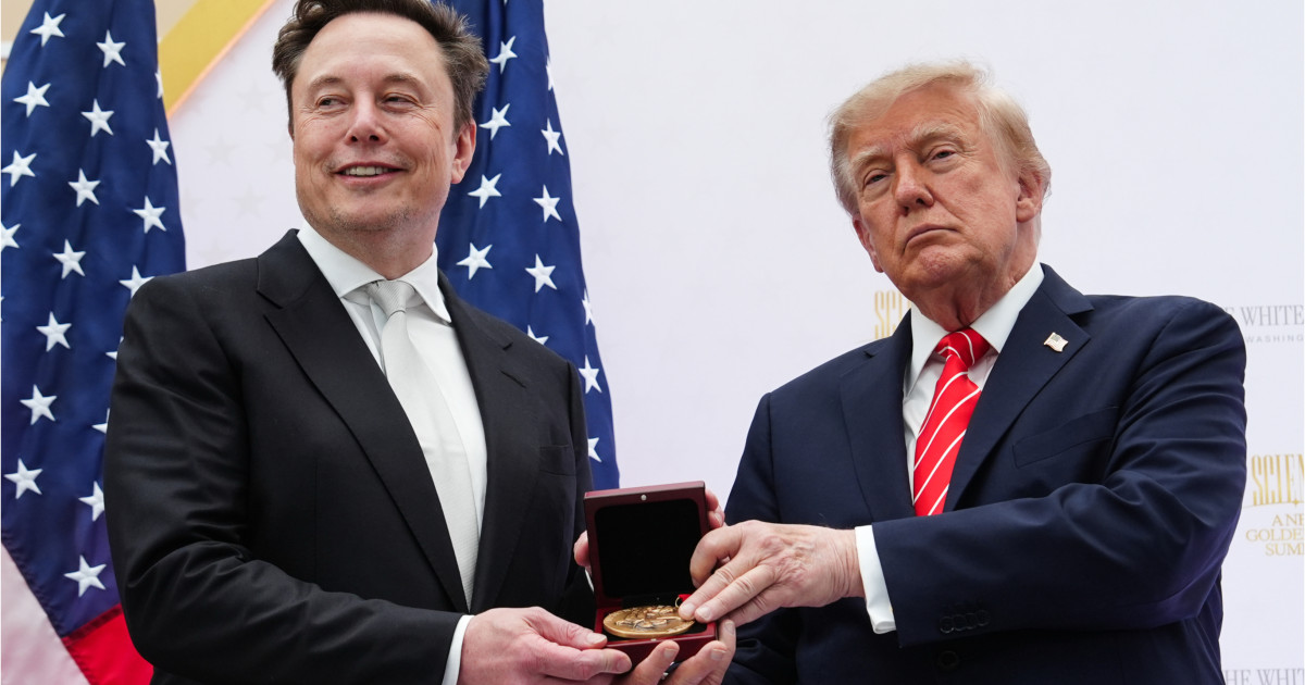 Donald Trump l-a decorat pe Elon Musk cu Medalia Națională a Științei: „Este Thomas Edison al nostru”