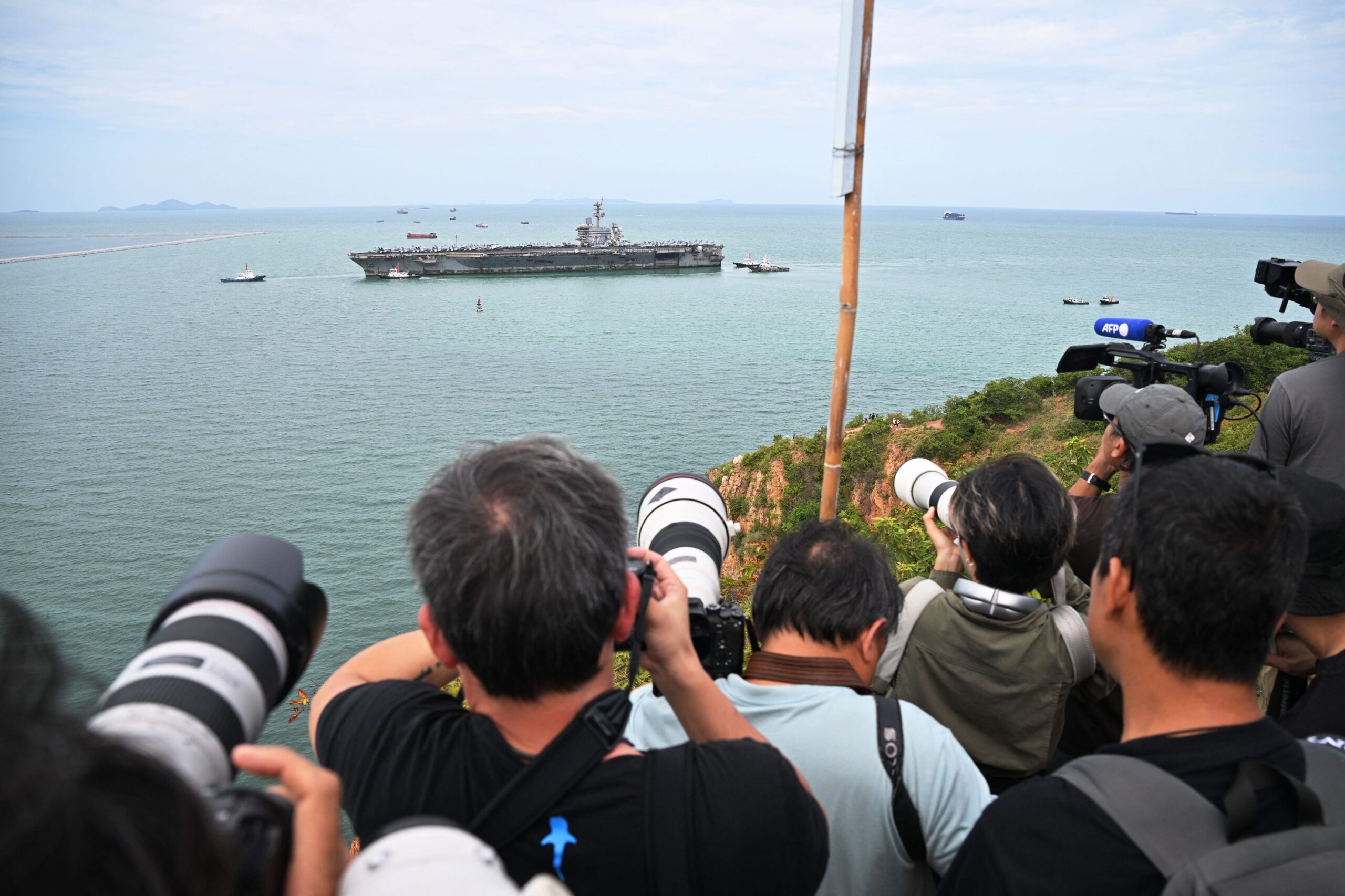 Portavionul USS Abraham Lincoln s-a întors în SUA după o misiune marcată de crize și tentative de sinucidere